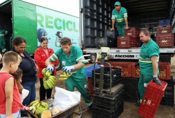 Prefeitura de Curitiba troca lixo reciclável por frutas e verduras