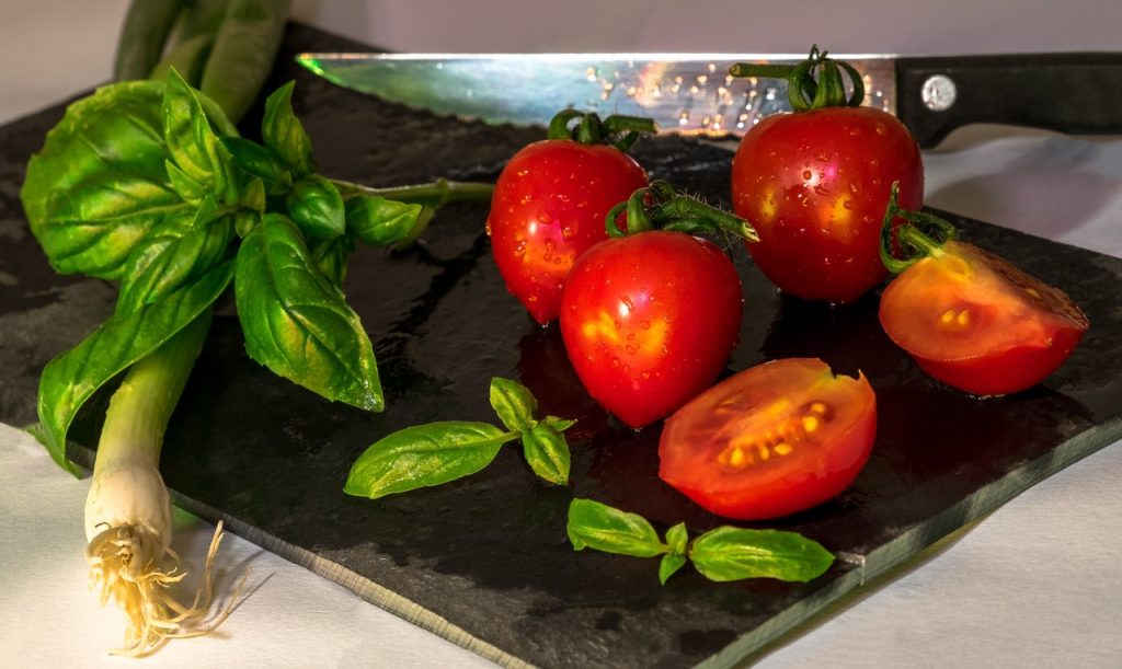 manjericão-tomate-alho como plantar manjericão