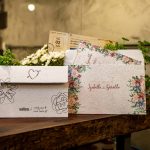 convites de casamento na mesa papel semente