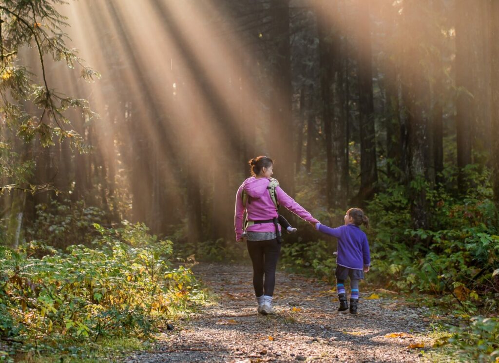papelaria personalizada dia das mães, filha e mãe andando de mãos dadas na floresta