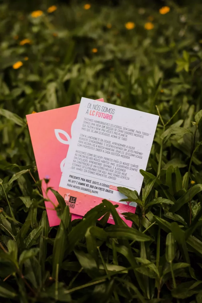 cartões Dia do Consumo Consciente apoiados em plantas