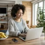mulher usando computador para comunicação sustentável | Papel Semente