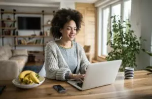 mulher usando computador para comunicação sustentável | Papel Semente