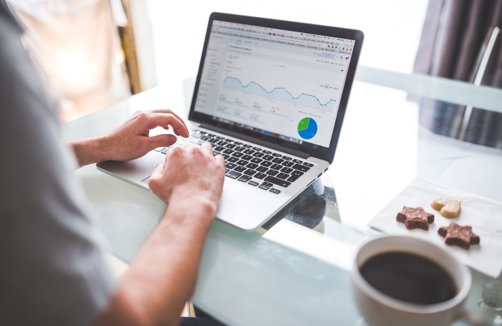 pessoa digitando em computador sobre comunicação sustentável