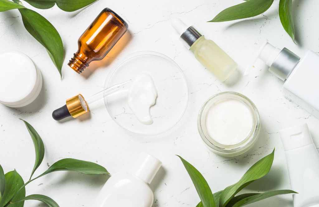 cosméticos em cima de mesa para comunicação sustentável