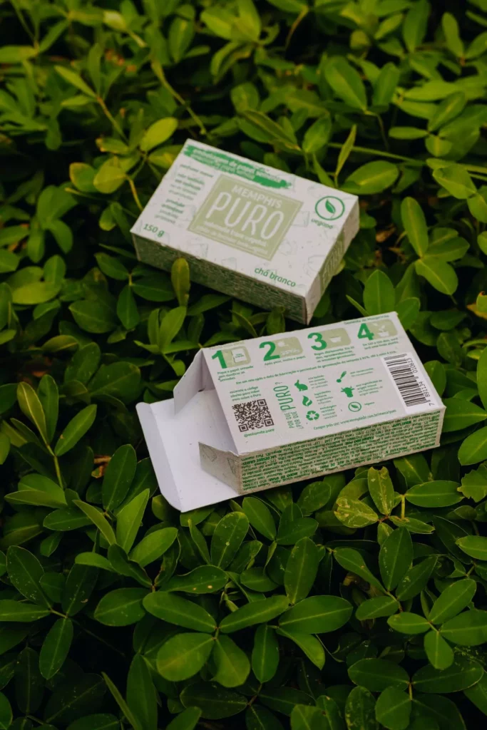 embalagens sustentáveis em fundo de plantas