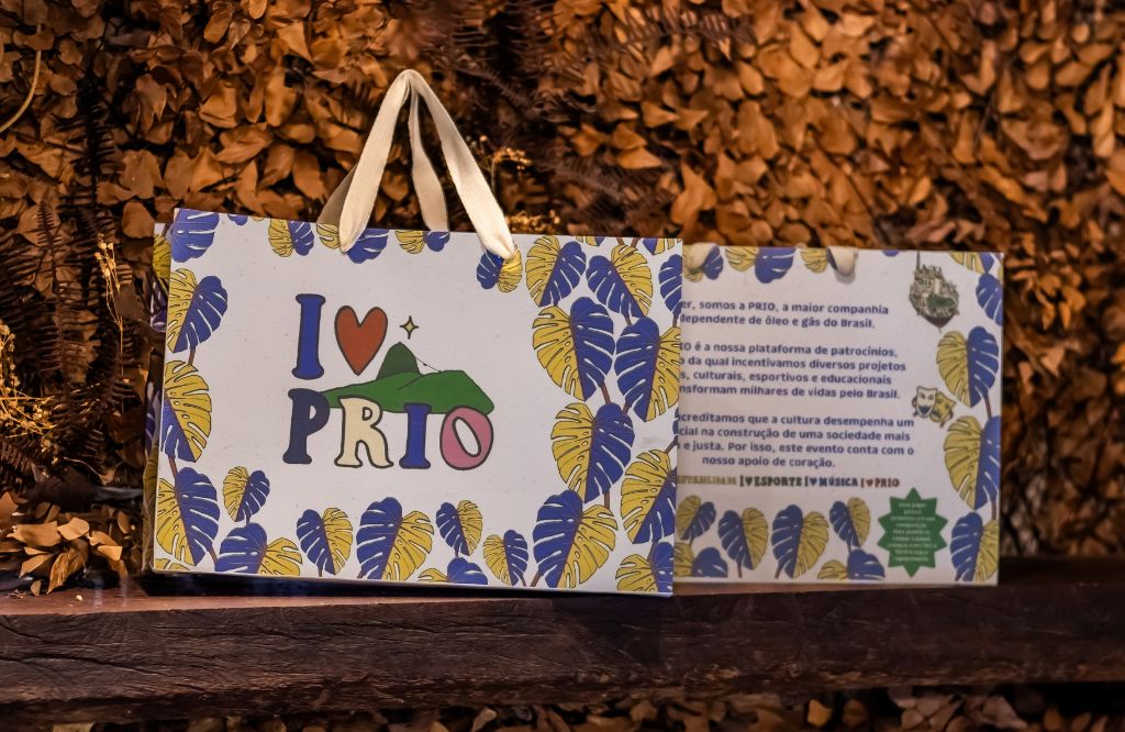 Sacolas de papel semente para loja apoiadas em plantas