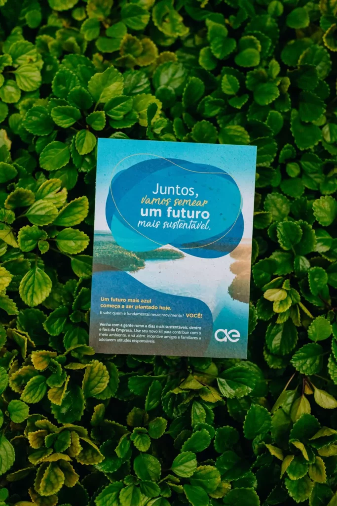 cartão apoiado em planta