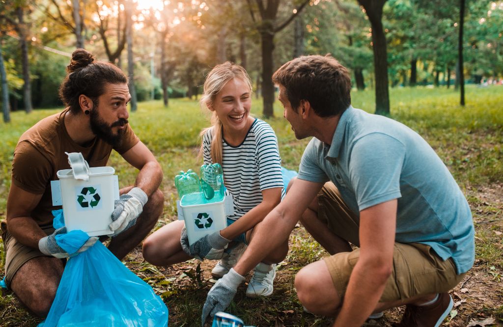 pessoas reciclando em dia da natureza