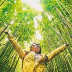 mulher em meio a bambuzal comemorando o Dia da Natureza
