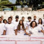 Pessoas com produtos sustentáveis para empresas